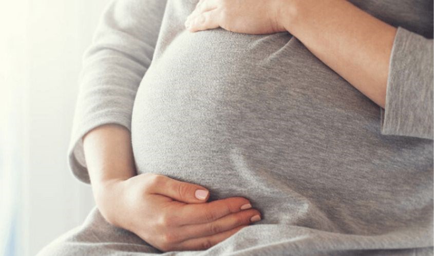 Mẹ không nên tự ý dùng thuốc, cần nghỉ ngơi đủ và phân biệt rõ hiện tượng sôi bụng