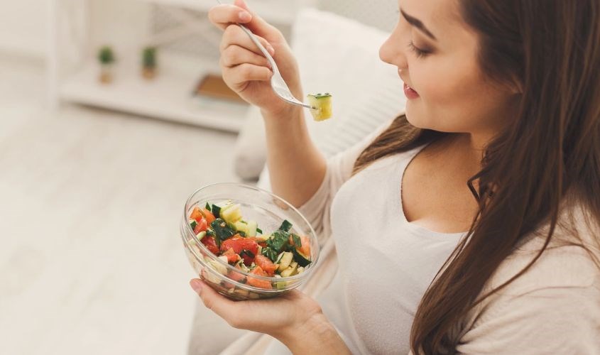 Ăn quá nhanh, tư thế ăn không đúng cũng dễ gây sôi bụng