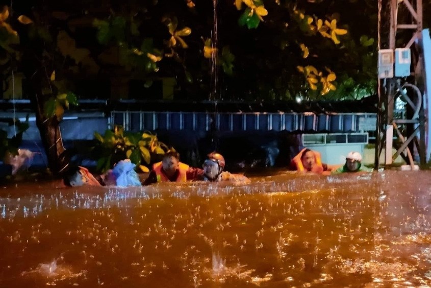 Công tác cứu hộ trong trận lũ tại Đà Nẵng