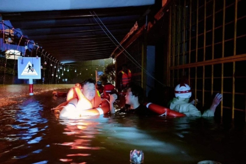 Đội cứu hộ làm việc trong khu vực lũ lụt