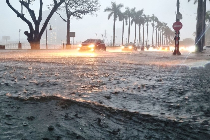 Đường xá ngập lụt do mưa lớn tại Đà Nẵng