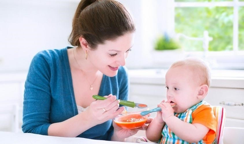 Cho bé ăn khi bột đã không còn quá nóng