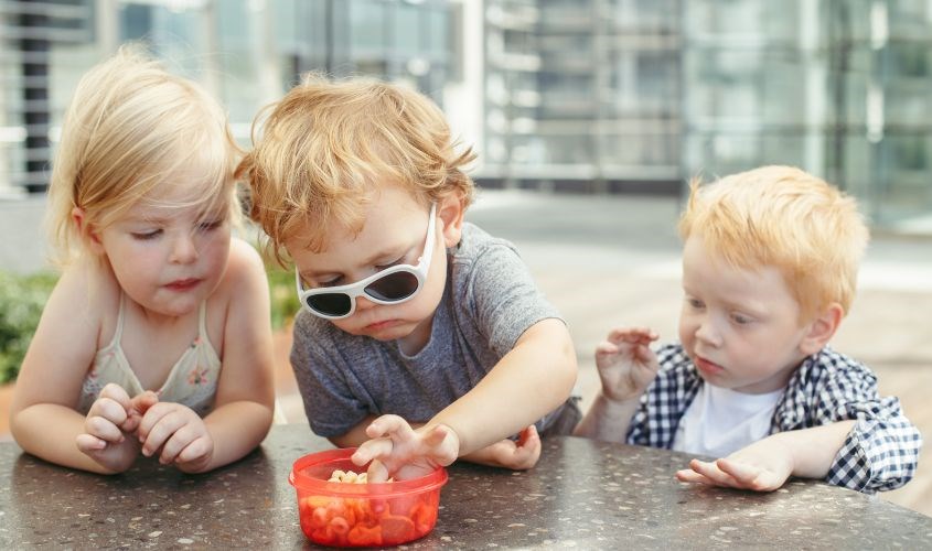 Nên chọn bánh ăn dặm phù hợp với độ tuổi của bé