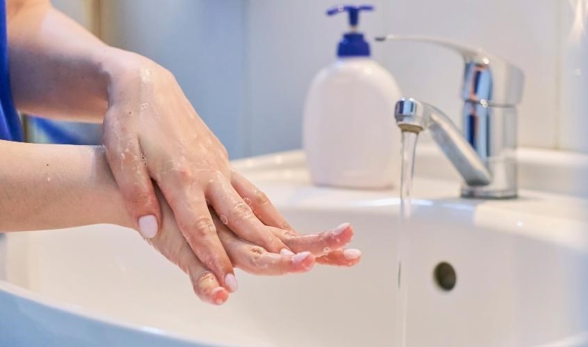 Rửa sạch tay trước và sau khi apply serum lên da