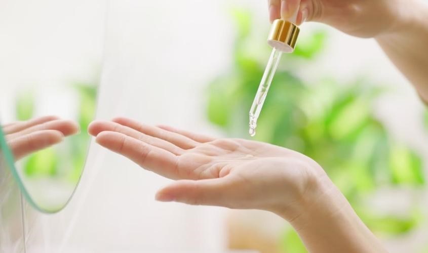 Tinh chất rau má giúp hỗ trợ điều trị mụn, làm đều màu da