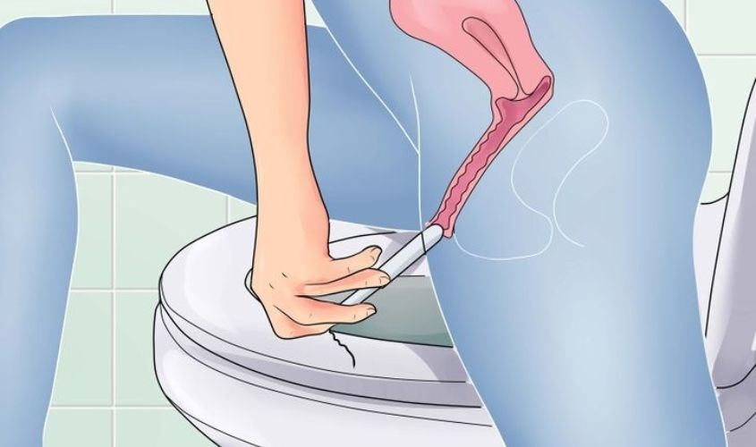 Hãy nhẹ nhàng đưa đầu bôi thuốc của tampon vào trước