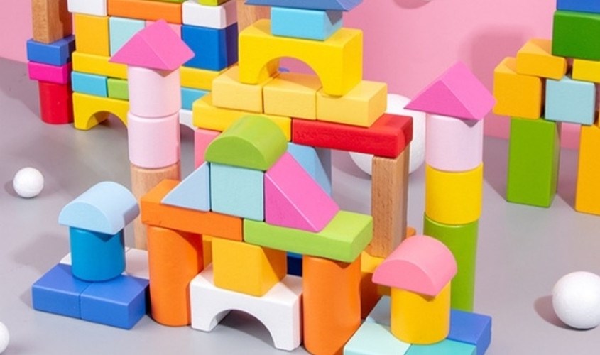 Đồ chơi hình khối là món đồ đơn giản giúp bé nhận dạng màu sắc và kích thước hình dáng đồ vật