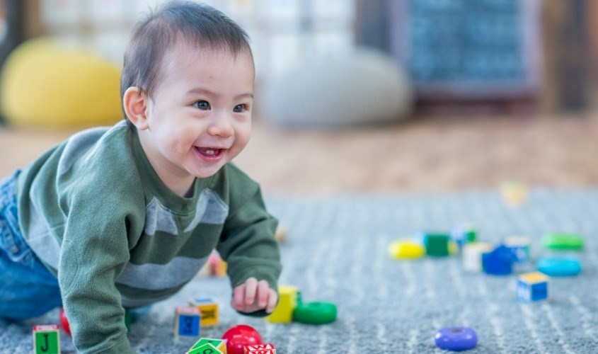 Lăn bóng giúp bé phát triển kỹ năng vận động thô