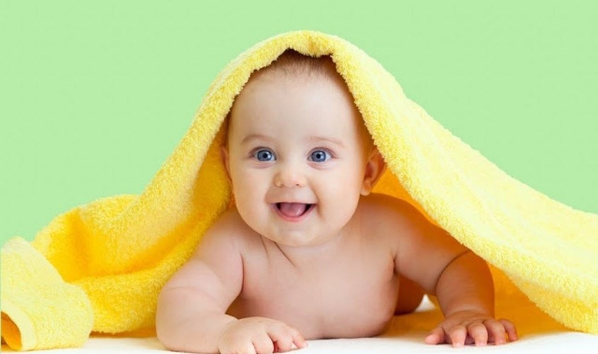 Mẹ giấu và giả vờ không tìm thấy bé