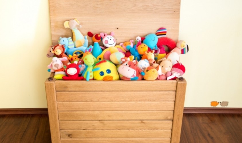 Mẹ hãy chuẩn bị giỏ để bỏ đồ chơi vào và khuyến khích bé khám phá