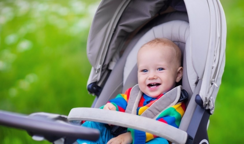 Đưa bé đi dạo để kích thích các giác quan của bé