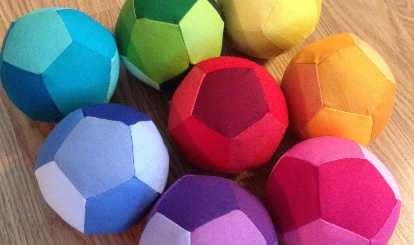 Chơi quả bóng vải sẽ giúp bé rèn luyện sức khỏe, tăng cường sự cứng cáp,...