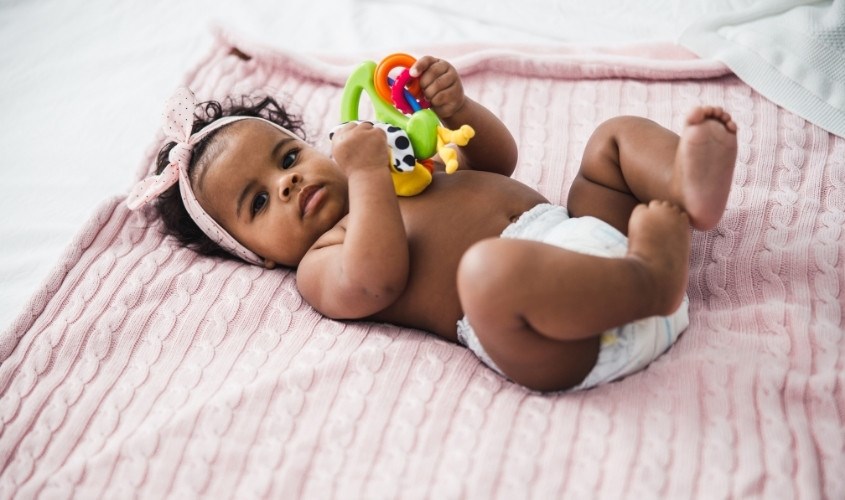 Mẹ nên mua những đồ chơi phù hợp, chỉ cần nhỏ, vừa tay cầm của bé