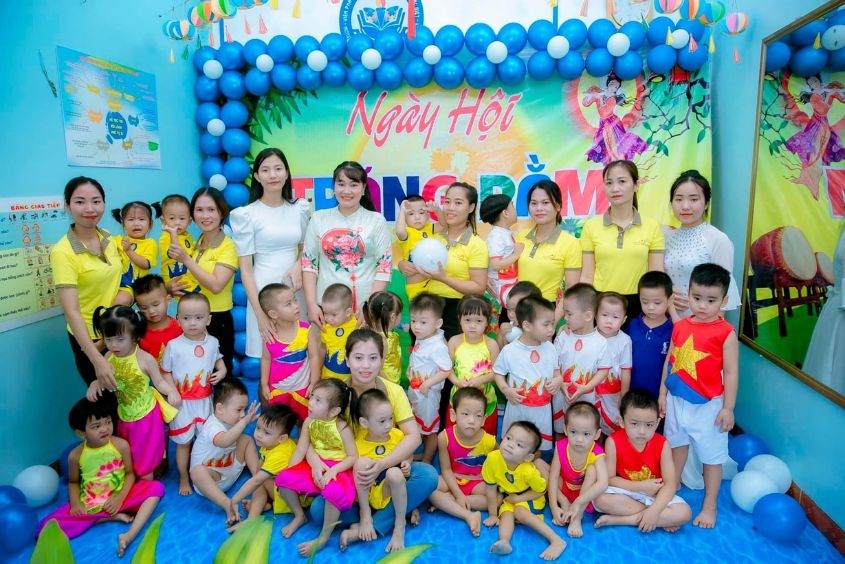 Giáo viên và học sinh trường dạy trẻ tự kỷ Ánh Sao Trường dạy trẻ tự kỷ Ánh Sao