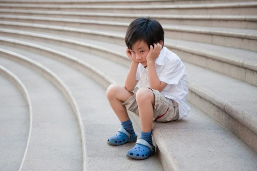 Nên đưa con đến các trường dạy trẻ tự kỷ khi con có những dấu hiệu tự kỷ Trường dạy trẻ tự kỷ