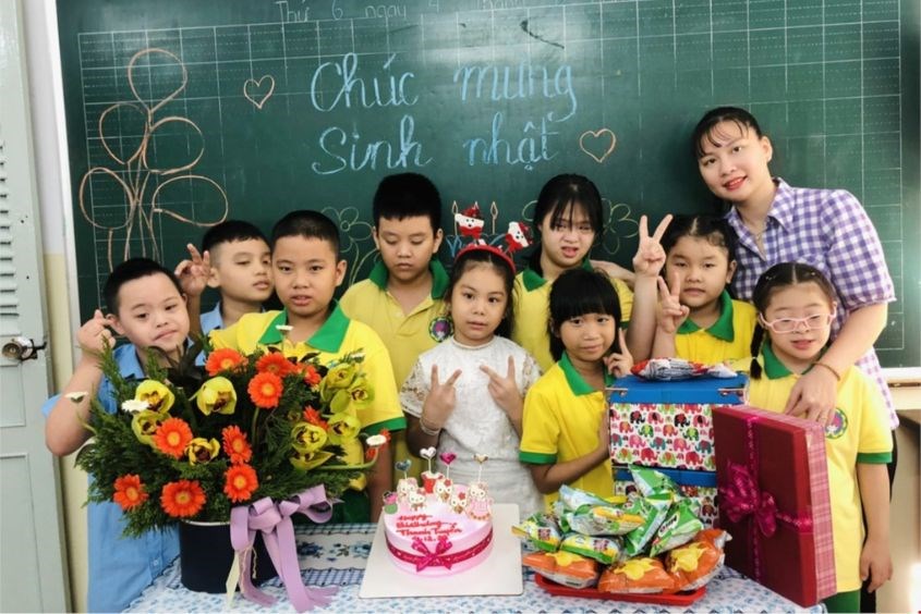 Các em học sinh và giáo viên trường dạy trẻ tự kỷ Tương Lai Trường dạy trẻ tự kỷ Tương Lai