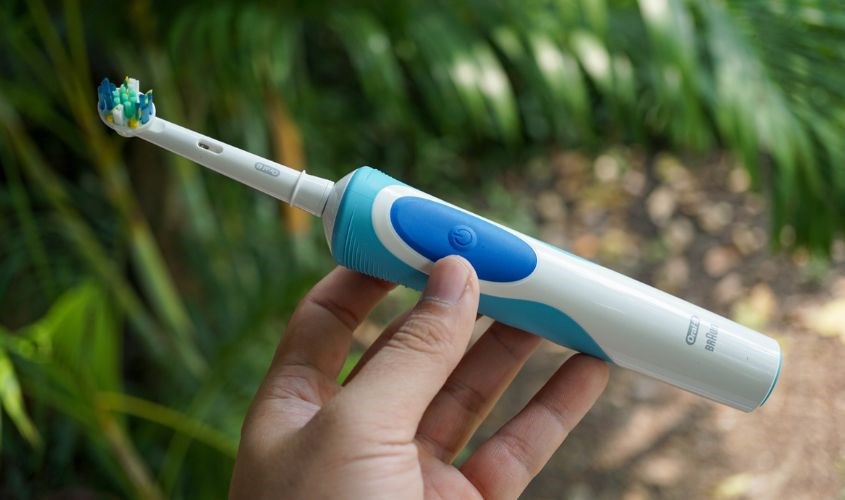 Bàn chải điện Oral-B có khả năng làm sạch vượt trội so với bàn chải thông thường