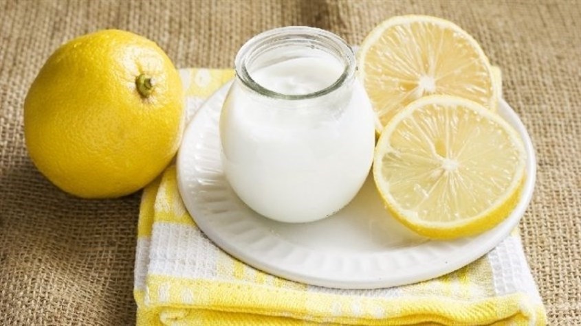 Tẩy tế bào chết cho môi bằng sữa chua và chanh