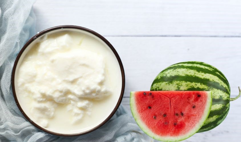 Hỗn hợp sữa chua và dưa hấu