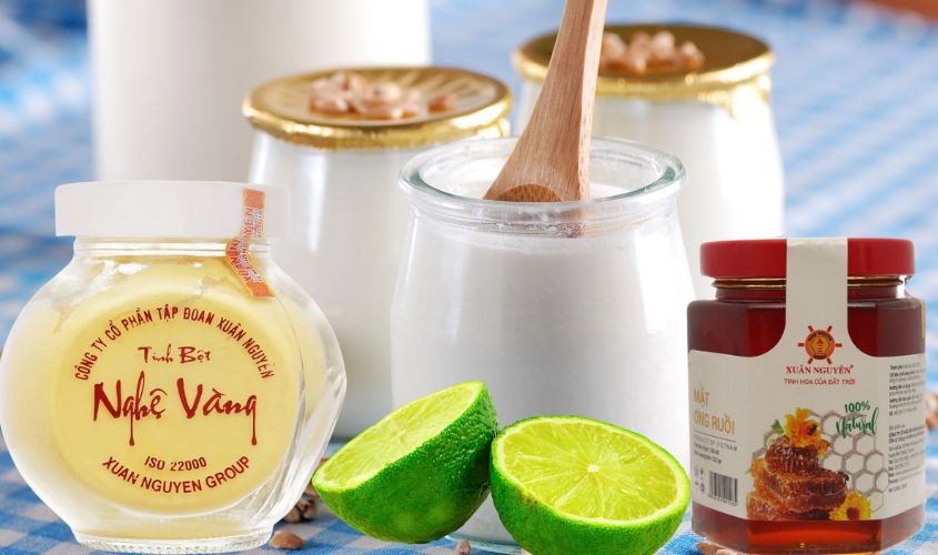 Tẩy tế bào chết bằng sữa chua, chanh, mật ong và tinh bột nghệ 