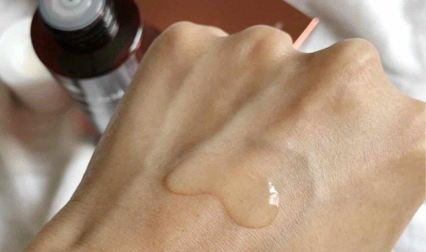 Sản phẩm có kết cấu khá lỏng, sánh hơn nước một chút, màu trong suốt