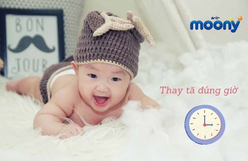 Mẹ cần thay tã đúng giờ cho bé