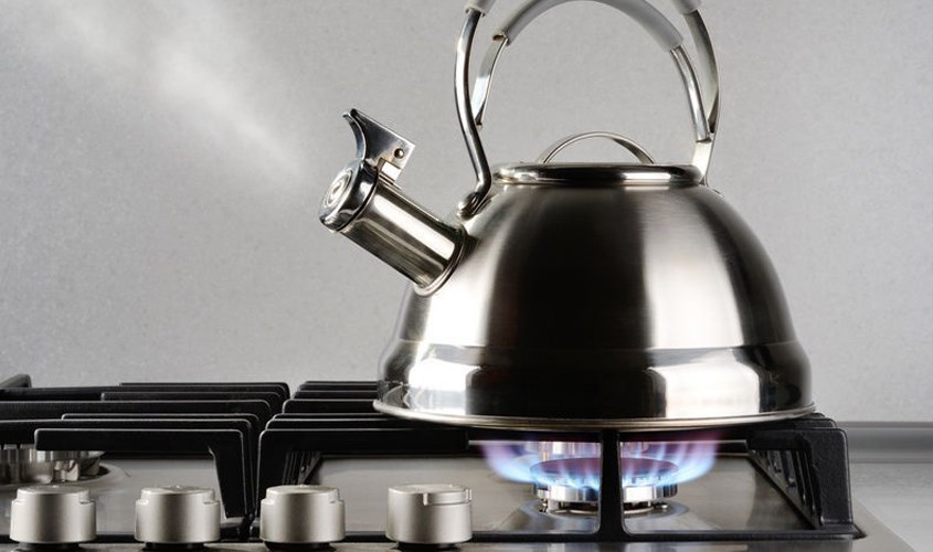 Đun nước sôi rồi để nguội khoảng 50 - 60 độ C