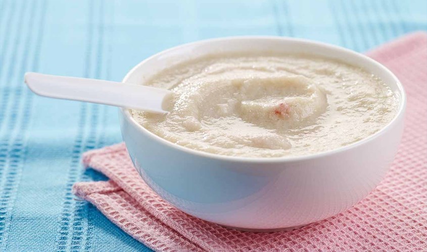 Khuấy đều bột ăn dặm MetaCare với nước ấm cho tới khi không còn vón cục