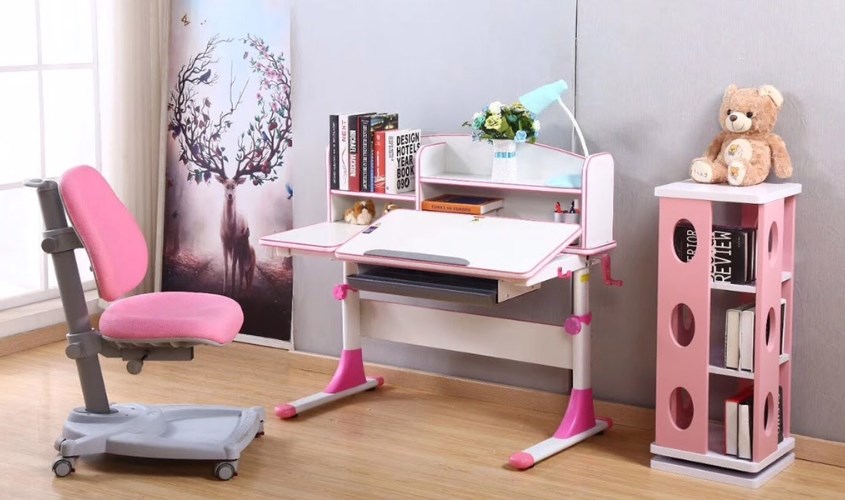 Bàn học thông minh với nhiều các tiện ích như hộc tủ, giá sách