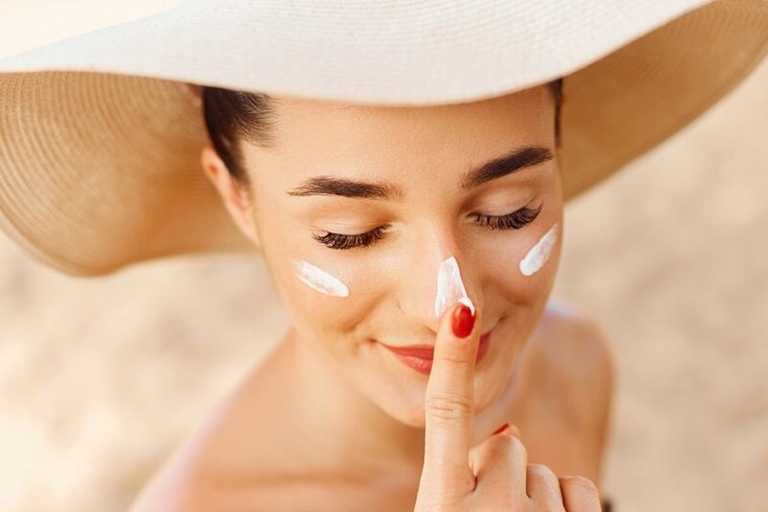 Bạn chấm kem chống nắng rồi dùng tay tán đều hết khuôn mặt, sau đó massage nhẹ nhàng