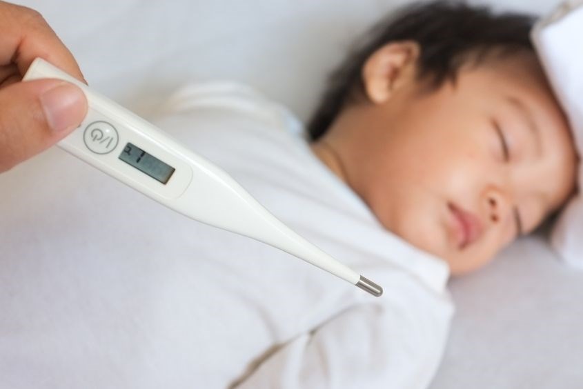 Mẹ theo dõi sốt siêu vi ở trẻ em