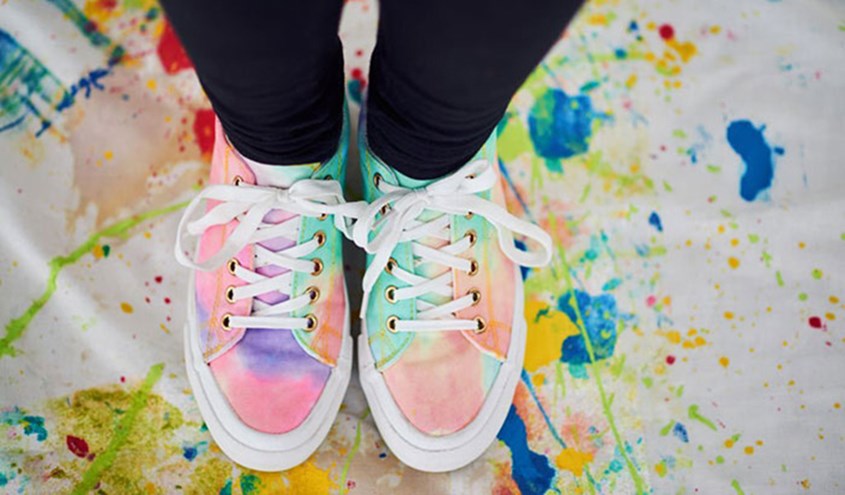 Tẩy sơn màu acrylic trên giày: Cập nhật cho đôi giày yêu quý của bạn với kỹ thuật tẩy sơn màu acrylic chuyên nghiệp và đẳng cấp. Hãy xem hình ảnh này để tìm hiểu cách tẩy sơn màu acrylic trên giày một cách dễ dàng và đơn giản nhất.