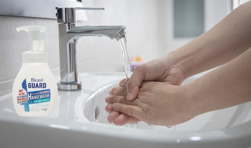 Bọt rửa tay Bioré hương khuynh diệp chai 250 ml