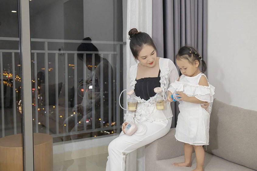 Các mẹ có thể vừa chơi với bé, hay chăm bé ngủ vừa hút sữa