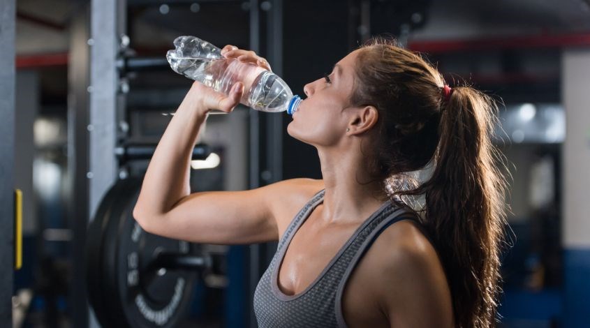 Uống nước giúp đốt cháy calo