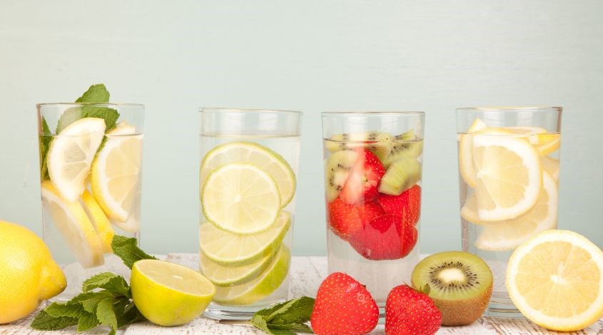 Uống nước tạo cảm giác no, tránh thèm ăn vặt