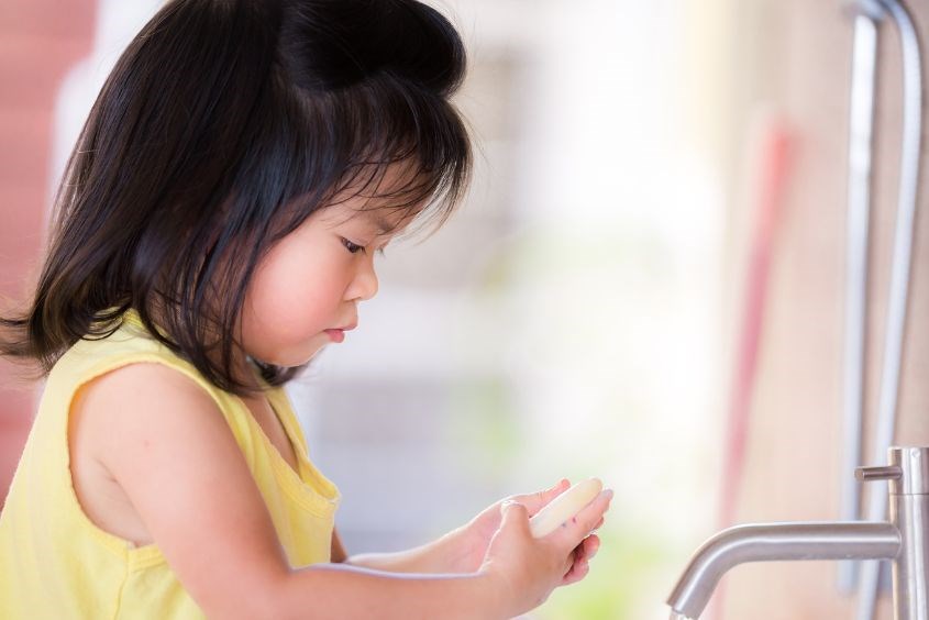 Chi tiết các bước rửa tay cho trẻ mầm non