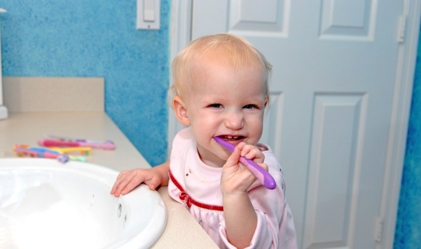 Bố mẹ nên giám sát quá trình đánh răng của bé