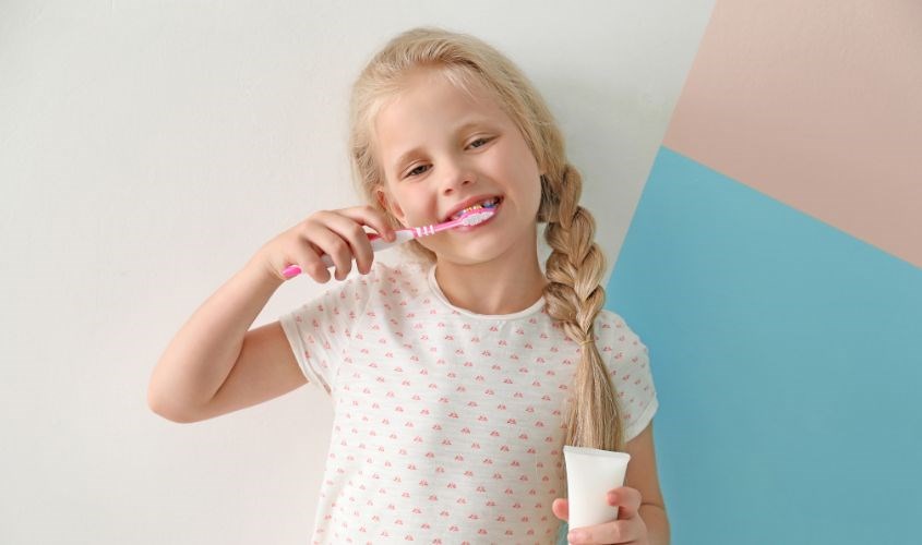 Bố mẹ nên chọn kem đánh răng có thể nuốt được cho bé