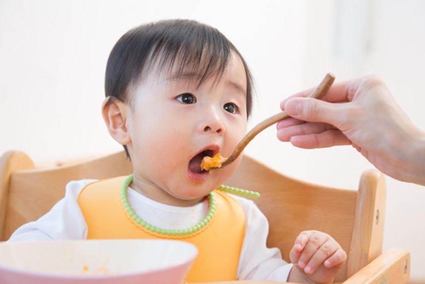 Cháo phô mai cho bé ăn dặm với lượng phù hợp