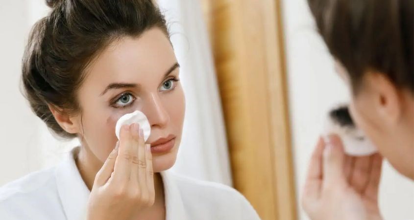 Bạn nên tẩy trang vùng mắt trước