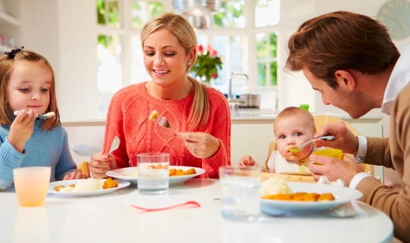 Cho bé ngồi ăn cùng với gia đình Cho bé ngồi ăn cùng với gia đình