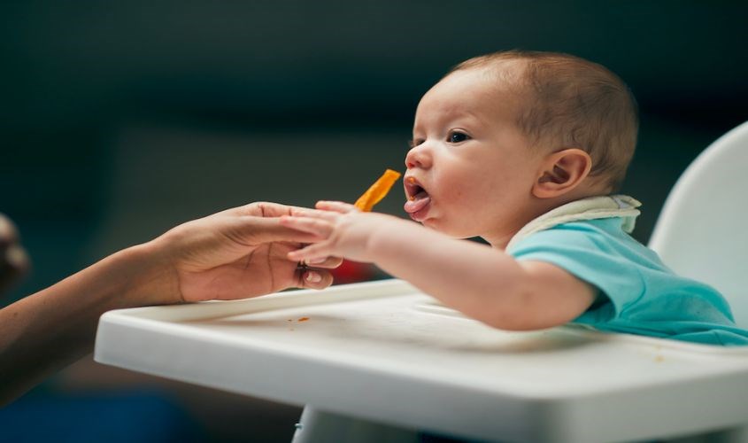 Bé không cầm nắm được đồ ăn sẽ dễ chán và quấy khóc đòi ra khỏi ghế ăn dặm Bé không cầm nắm được đồ ăn sẽ dễ chán và quấy khóc đòi ra khỏi ghế ăn dặm