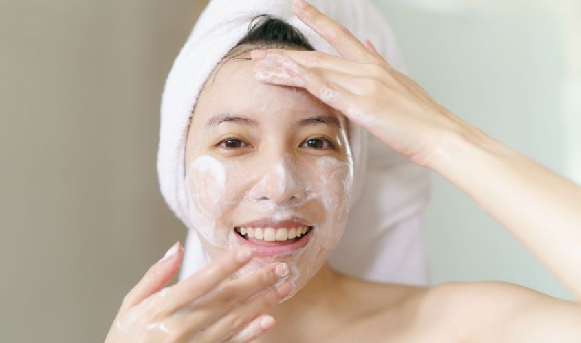 Massage mặt bằng bọt sửa rửa mặt khoảng 2 phút