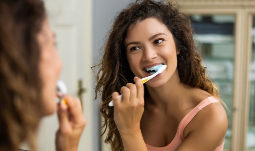 Nên đánh răng ít nhất 2 lần 1 ngày để giảm nguy cơ sâu răng, hôi miệng do mảng bám