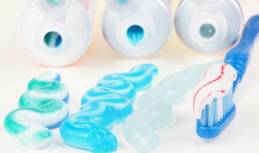 Nên ưu tiên sử dụng những sản phẩm kem đánh răng có chiết xuất từ thiên nhiên khi bị nhiệt miệng