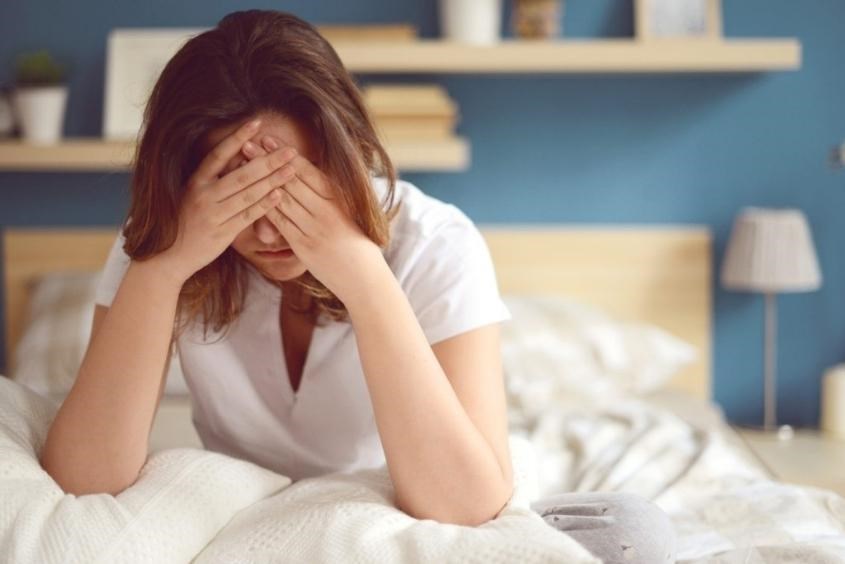 Đau đầu sau sinh khiến mẹ mẹt mỏi, khó chịu, đầu đau như búa bổ Đau đầu sau sinh là gì