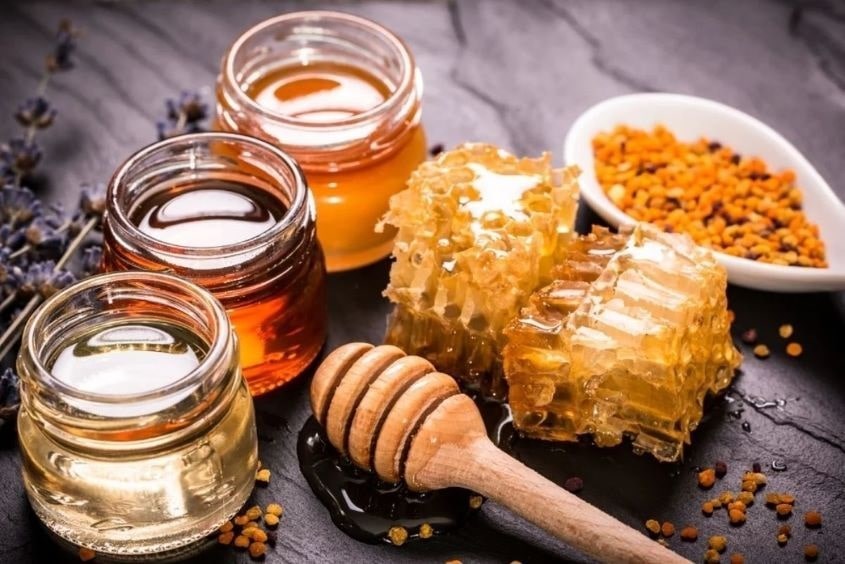 Mật ong giúp giảm tình trạng khi trẻ ho nhiều về đêm Trẻ ho nhiều về đêm