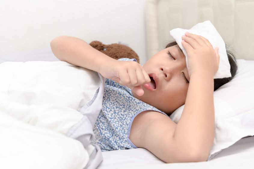 Trẻ ho nhiều về đêm do tư thế nằm Trẻ ho nhiều về đêm