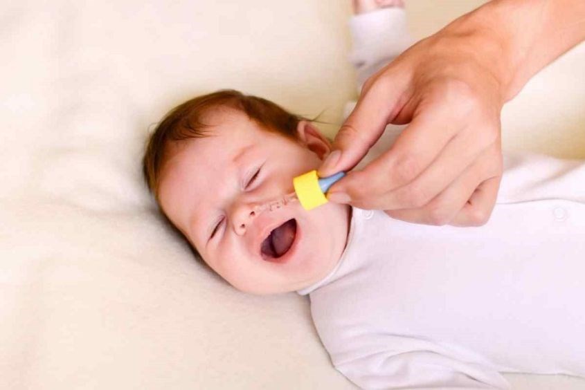 Rửa mũi bằng nước muối sinh lý giúp trẻ giảm ho nhiều về đêm Trẻ ho nhiều về đêm